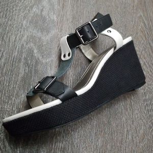 TAHARI | 6M | NWOT Botswana wedge sandals